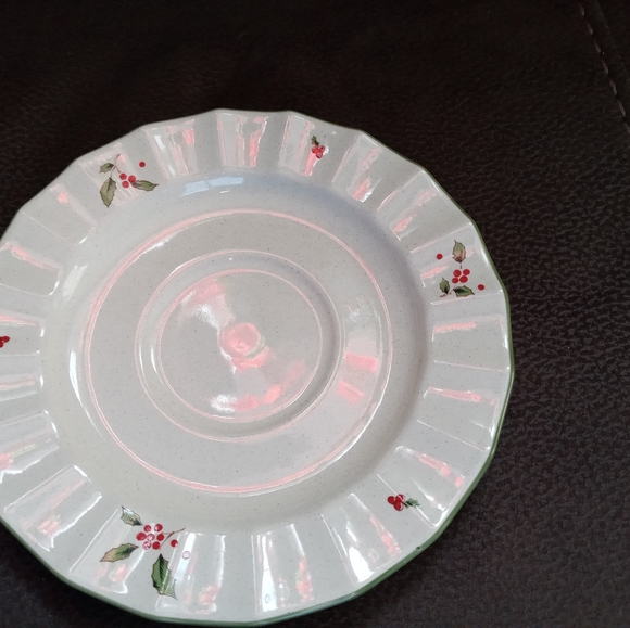BEAUTIFUL VINTAGE CHRISTMAS CUP AND SAUCER!! - Picture 2 of 5